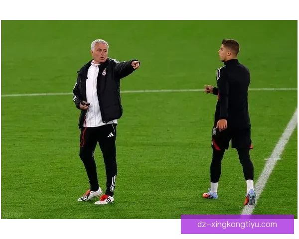 与穆里尼奥庆祝的球童加油小子